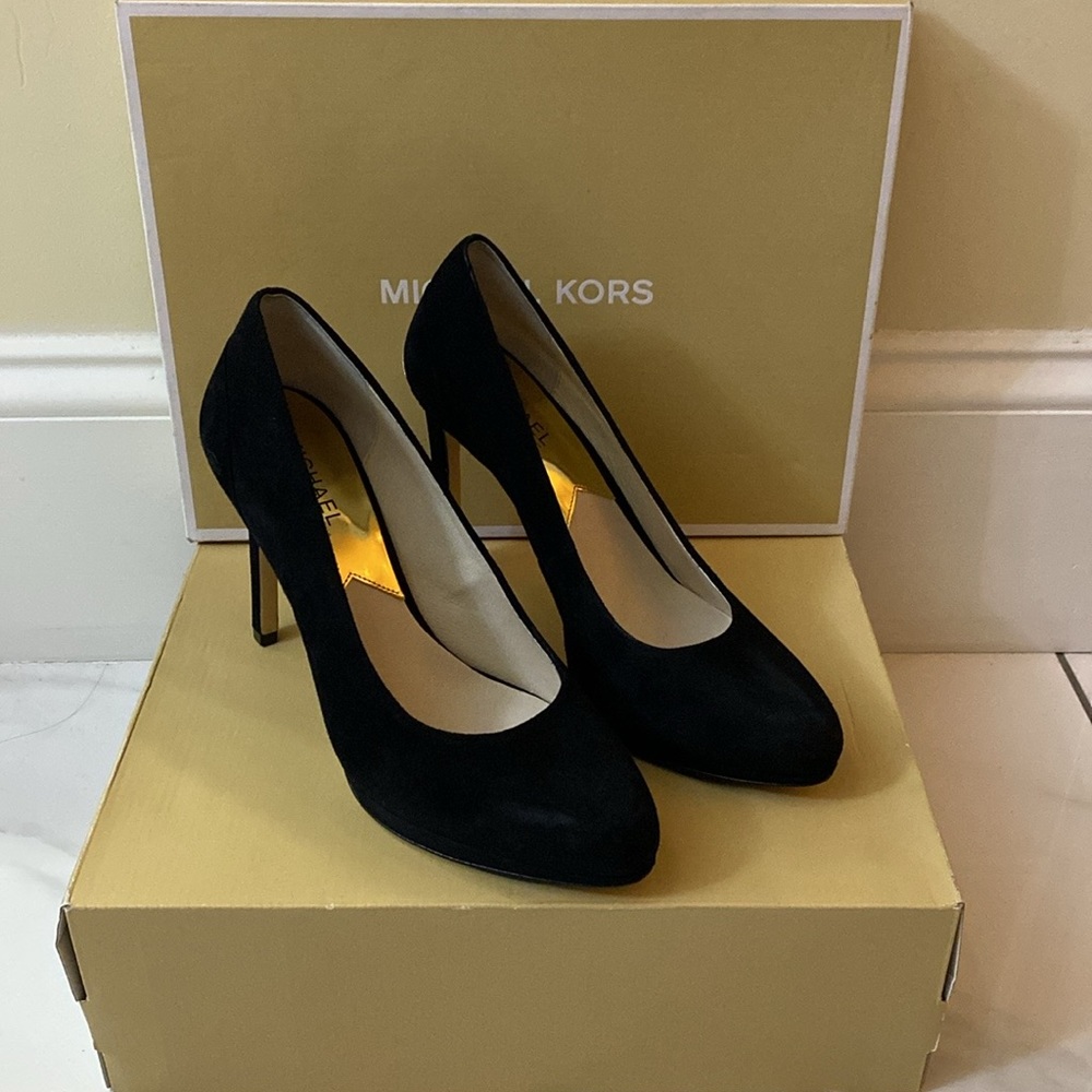 New Michael Kors Yasmine suede pumps Black gold cap logo on heels US 8 inbox⭐️⭐️ - Picture 6 of 17